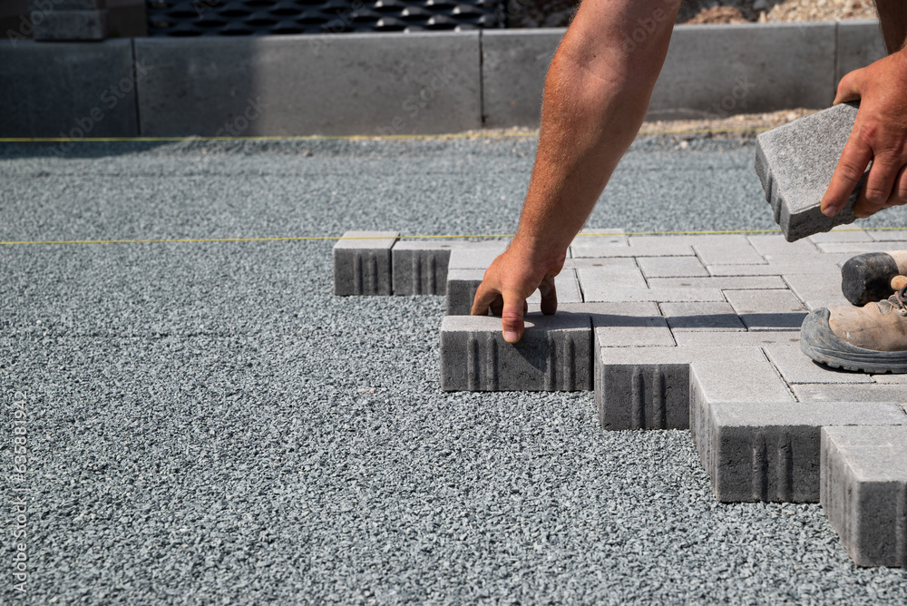 Natursteinmauer mit Bepflanzung